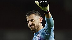 Dojatý branká Martin Dúbravka z Newcastle kyne fanoukm po semifinále...