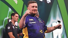 Anglický �ipka� Luke Littler b�hem semifinále ve�era mistrovství sv�ta.