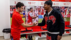 Slávisté se scházejí k zimní píprav. Simion Michez (vpravo) vítá v kabin ...