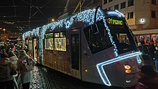Váno�n� vyzdobená tramvaj z lo�ských Vánoc