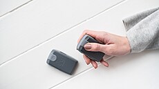 Na b�ichu a na zádech má body dv� pevn�j�í vrstvy, k nim� se p�ipojí baterie.