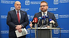 Ministr práce a sociálních v�cí Marian Jure�ka (KDU-�SL; vpravo) a �éf �eské...