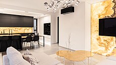 Dominantou hlavní obytné místnosti je podsvícený onyx na st�n� za televizí a...