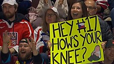 Kanadská fanynka s provokativním vzkazem �eskému úto�níkovi Petru Sikorovi. Ten...