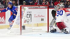 Amerian Gabe Perreault slaví gól proti esku v semifinále MS junior.