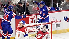 Ameriané slaví gól proti esku v semifinále mistrovství svta junior....