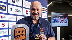 Patrik Augusta pózuje s bronzovou medailí a cenou za třetí místo z mistrovství...