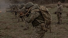 Ukrajin�tí vojáci 1. samostatného úto�ného praporu Da Vinci se ú�astní st�elby...