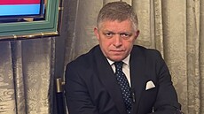 Fico se z�ejm� nachází v apartmánu Madama Butterfly v luxusním hotelu ve...