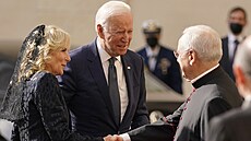 Na náv�t�vu Vatikánu se Bidenová vyzbrojila vzorovaným kabátem zna�ky Dolce &...