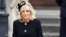 Na poh�bu Al�b�ty II. to Jill Bidenové slu�elo, podle etikety v�ak m�la mít...