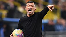 Sérgio Conceicao, trenér fotbalist� AC Milán, b�hem finále superpoháru s...