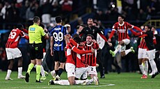 Fotbalisté AC Milán po závreném hvizdu v utkání italského superpoháru.