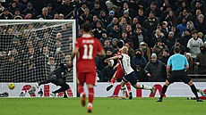 Zálo�ník Tottenhamu Lucas Bergvall (uprost�ed) st�ílí gól do sít� Liverpoolu.