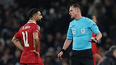 Rozhod�í Stuar Attwell diskutuje s Mohamedem Salahem z Liverpoolu.