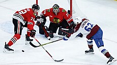 Artturi Lehkonen (62) z Colorado Avalanche p�ed bránou Chicago Blackhawks,...