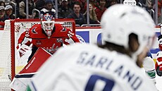 Logan Thompson (48) v brán� Washington Capitals sleduje hru Vancouver Canucks.