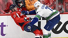 Vincent Desharnais z Vancouver Canucks sundal Aliakseje Protase z Washington...
