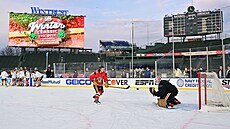 Tyler Bertuzzi (59) a gólman Petr Mrázek z Chicago Blackhawks se chystají na...