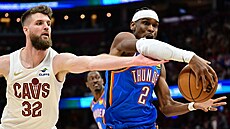 Shai Gilgeous-Alexander (2) z Oklahoma City Thunder stahuje mí� p�ed Deanem...