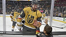 Tomá Hertl z Vegas Golden Knights zdraví fanouka.