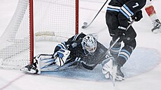 Michael Kesselring (7) z Utahu a jeho gólman Karel Vejmelka (70) se práv�...