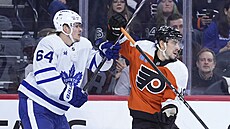David Kämpf (vlevo) z Toronto Maple Leafs a Morgan Frost z Philadelphia Flyers...