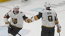 Tomá Hertl (vlevo) a Jack Eichel oslavují trefu Vegas Golden Knights.