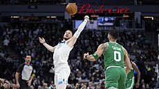 Donte DiVincenzo z Minnesota Timberwolves chce ve h�e zachránit mí� v zápase s...