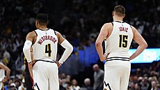 Russell Westbrook (4) a Nikola Joki� (15) v dresech Denver Nuggets
