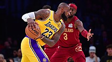 LeBron James z Los Angeles Lakers brán�ný Carisem LaVertem z Cleveland...