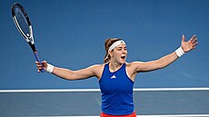 Karolína Muchová se raduje po svém zápase ve tvrtfinále United Cupu.