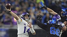 Sam Darnold z Minnesota Vikings p�ihrává p�es linii  Detroit Lions.