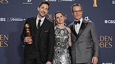 Adrien Brody (s cenou), Felicity Jonesová a Guy Pearce pózují na 82. roníku...