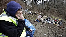 Bezdomovec u Barrandovského mostu kou�í cigaretu. (28. b�ezna 2018)