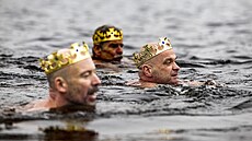 P�es 40 otu�ilc� v Praze u Karlova mostu plavalo v rámci t�íkrálového plavání...