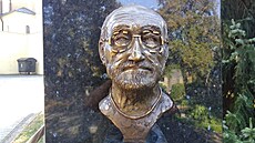 Ukradená busta bývalého polistopadového primátora Plzn� a kardiochirurga Zde�ka...
