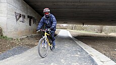 Nov� vybudovaná smí�ená stezka pro p�í a cyklisty na most� p�es �eku Úslavu ve...