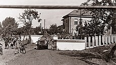 Pr�jezd kolony obrn�ných voz� SdKfz 221 výhybným za�ízením �. 2 p�ed folmavskou...