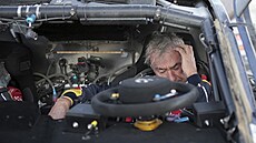 Carlos Sainz po píjezdu do bivaku v polovin dvoudenní etapy Chrono48.