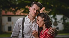 David �vehlík a Johana Matou�ková v seriálu Studna (2025)