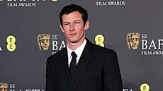 Callum Turner na udílení cen BAFTA (Londýn, 18. února 2024)