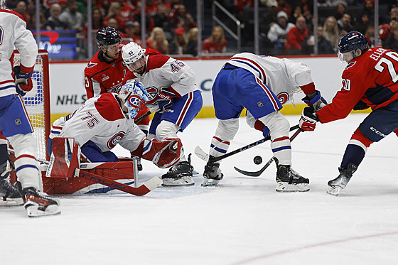 Hokejisté Washingtonu zatáp�jí p�ed brankou Montrealu, kterou hájí Jakub Dobe�.