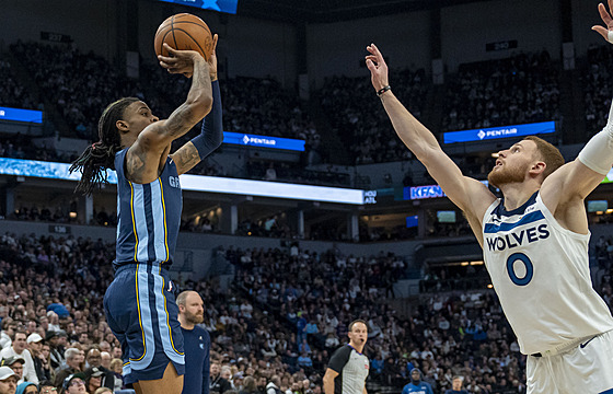 Ja Morant z Memphisu si chystá st�elu, brání Donte DiVincenzo z Minnesoty.