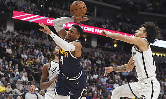 Russell Westbrook z Denveru zakon�uje, fauluje ho Jalen Wilson z Brooklynu.