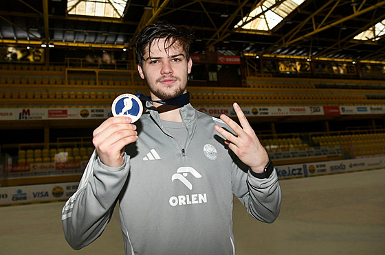 Litvínovský úto�ník Mat�j Ma�talí�ský s bronzovou medailí z hokejového MS do 20...