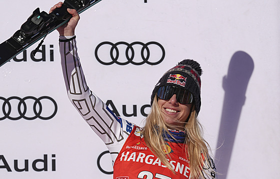 Ester Ledecká oslavuje t�etí místo ve sjezdu ve Svatém Antonu.