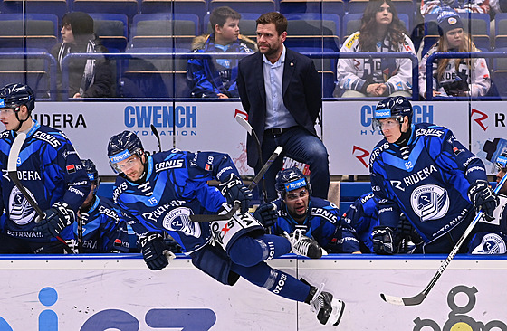 Kou� Václav Vara�a na st�ída�ce Vítkovic bedliv� sleduje zápas proti Litvínovu.