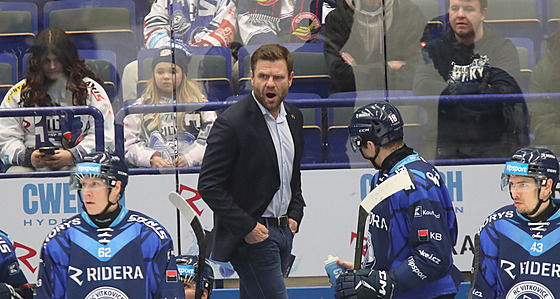 PREMIÉRA. Václav Vara�a rozdává pokyny na st�ída�ce Vítkovic.