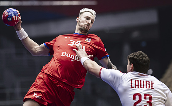 �eský házenká� Dominik Solák se tla�í do zakon�ení v utkání proti �výcarsku.